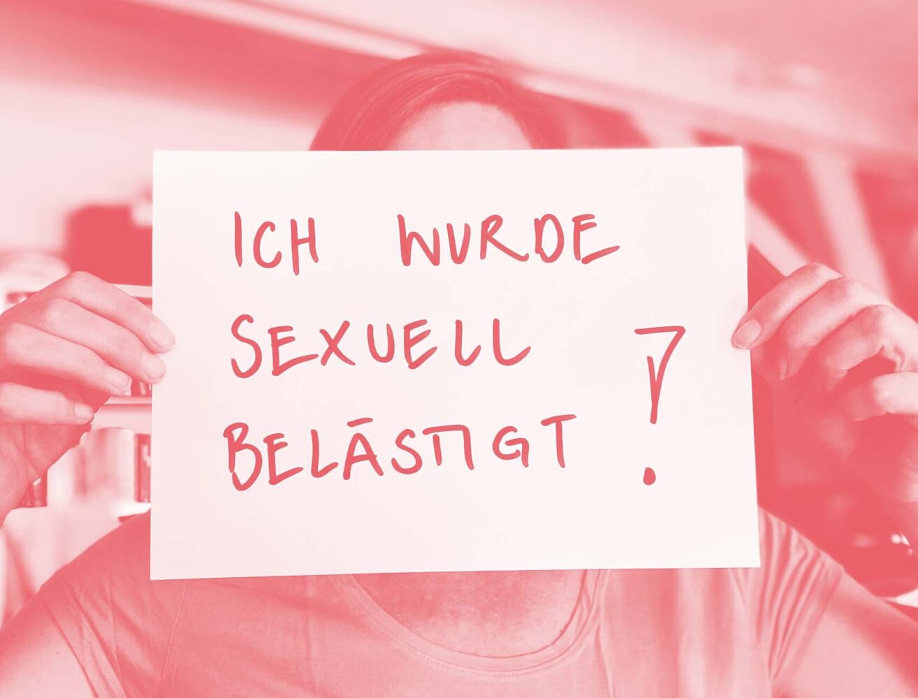 Frau hält Zettel mit Aufschrift: Ich wurde sexuell belästigt!