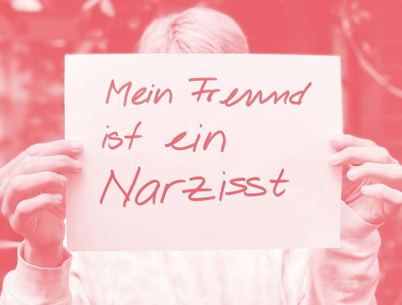 Frau hält Zettel mit Aufschrift: Mein Freund ist ein Narzisst
